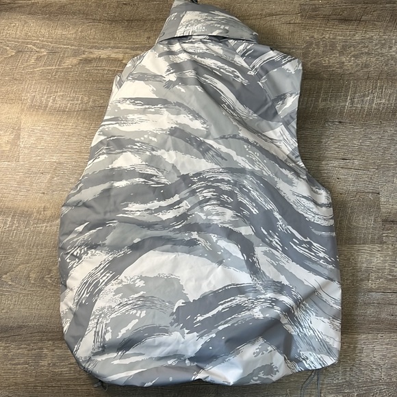 MONCLER GENIUS
4 Moncler HYKE Vanil Printed GORE-TEX INFINIUM™ Down Gilet Size 2 - Picture 6 of 6